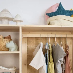 Hannun Armoire Montessori En épicéa Massif De Couleur Beige Avec Du Rotin 15